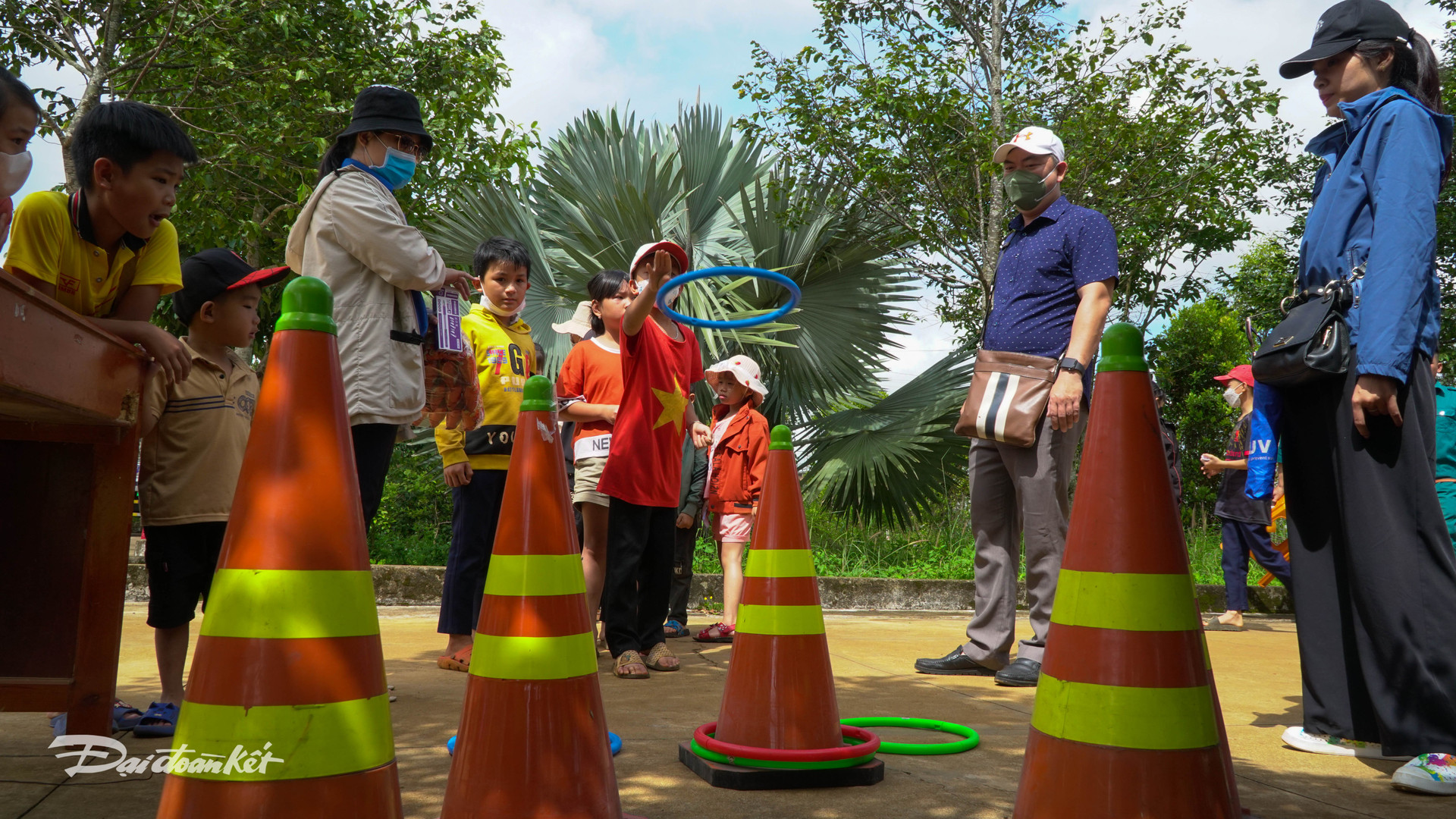 Trẻ em vùng biên giới hào hứng tham gia các trò chơi do Quận Đoàn 5 tổ chức.