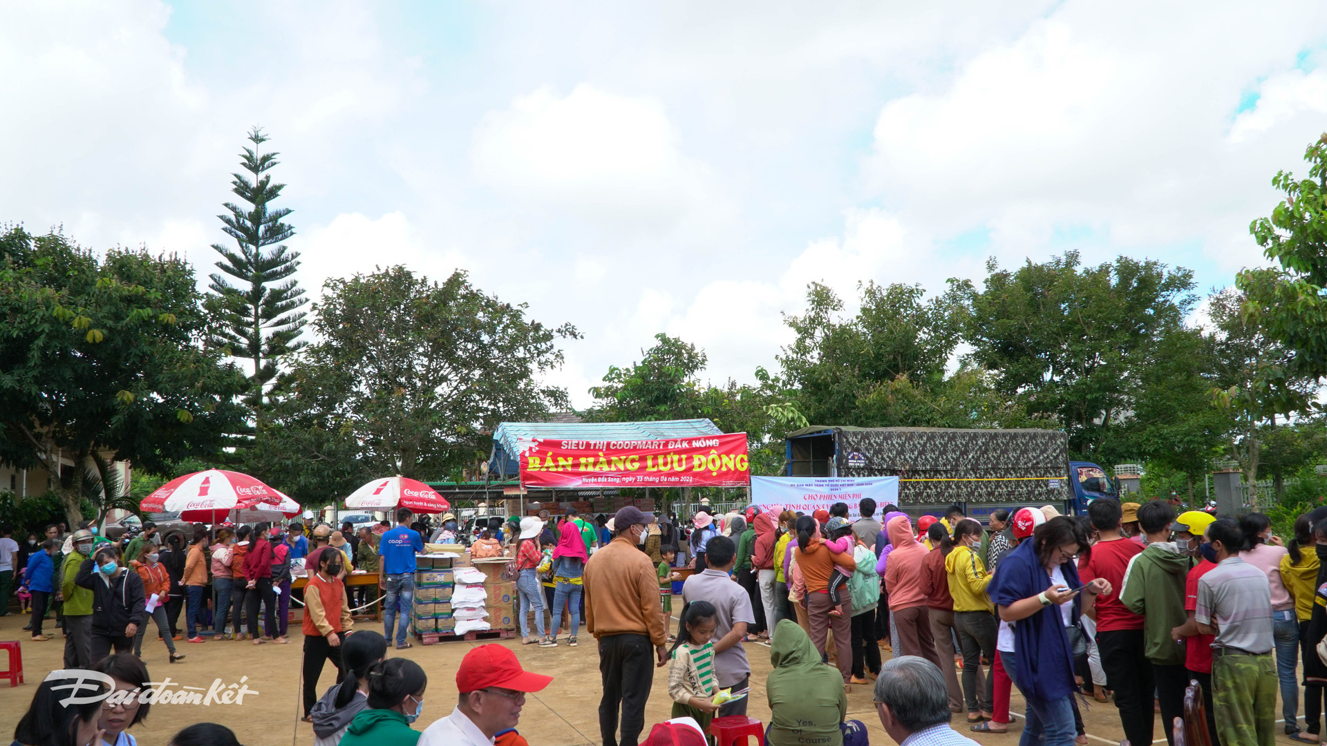 Toàn cảnh chương trình phiên chợ miễn phí dành cho người dân xã Thuận Hoà, huyện Đắk Song, tỉnh Đắk Nông.