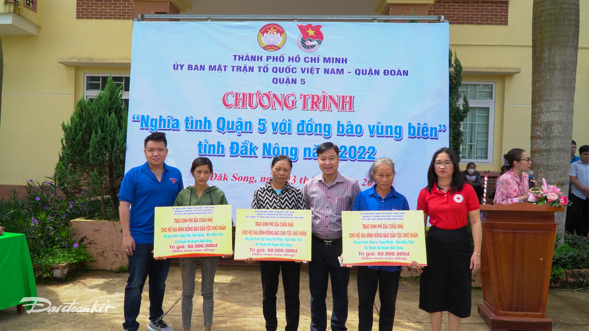3 hộ gia đình được nhận kinh phí hỗ trợ sửa chữa nhà tình thương cho MTTQ Việt Nam Quận 5 trao tặng.