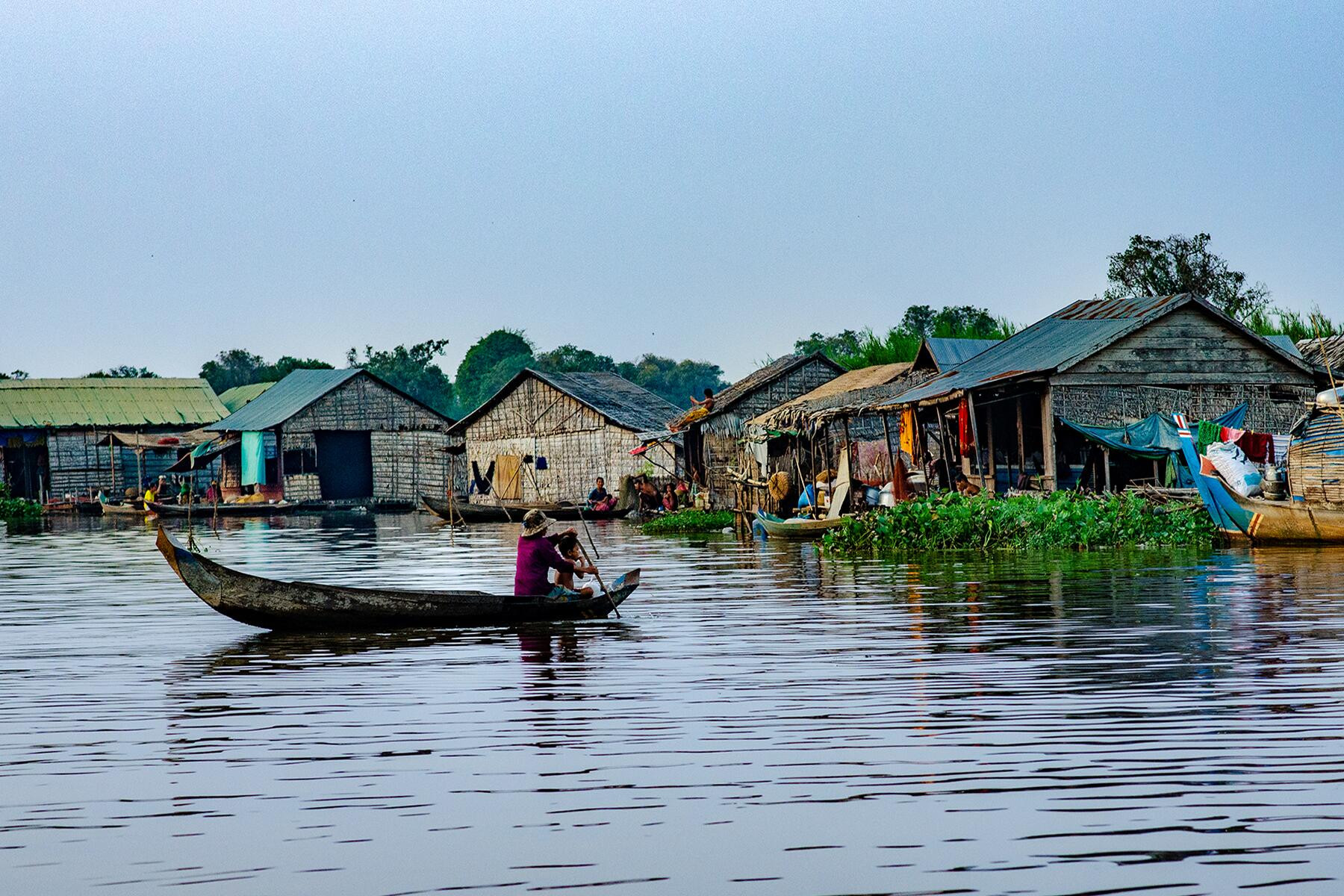 Những ngôi nhà nổi trên Hồ Tonle Sap, Campuchia. Ảnh: Fodors.