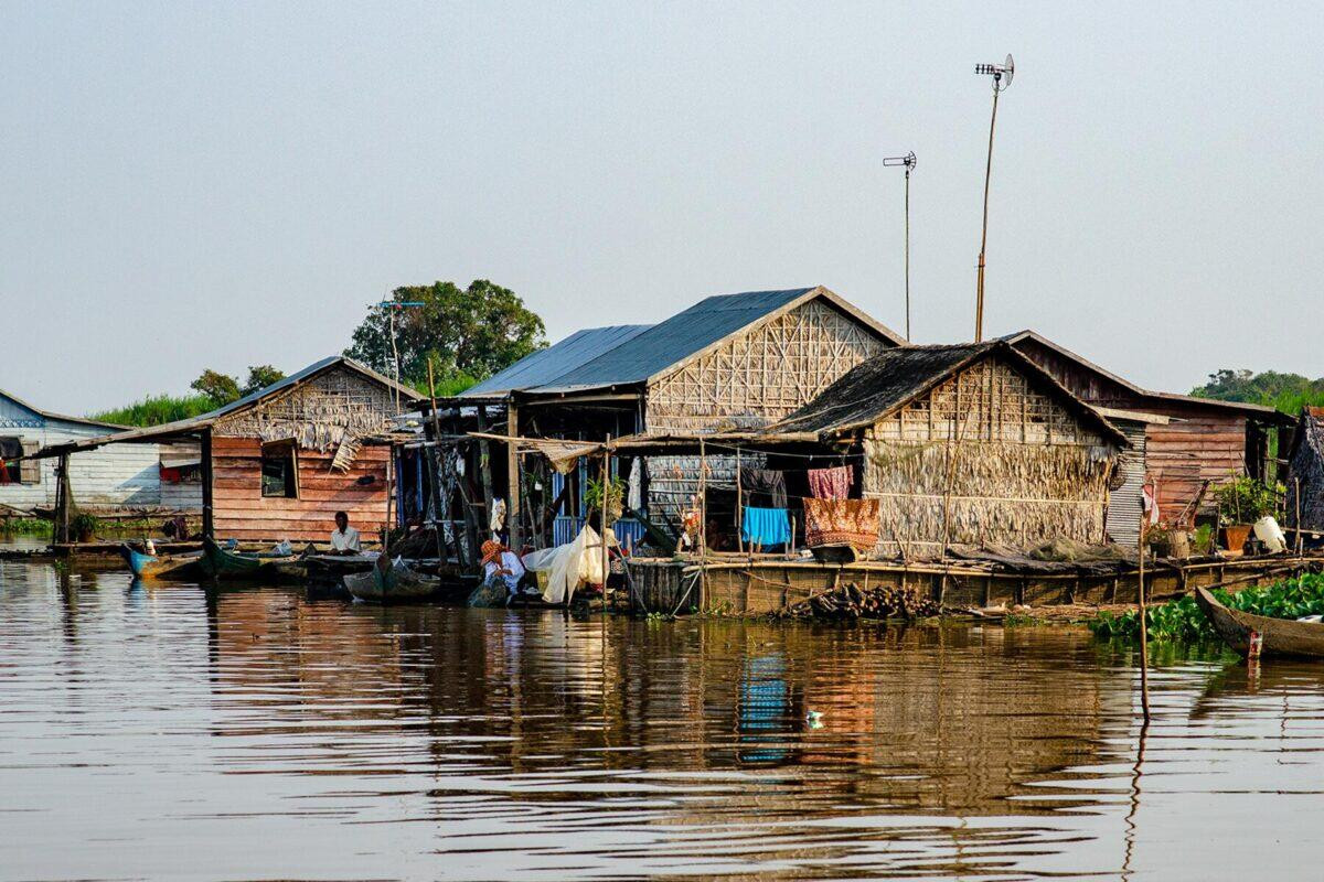 Những ngôi nhà nổi ở Hồ Tonle Sap. Ảnh: Fodors.