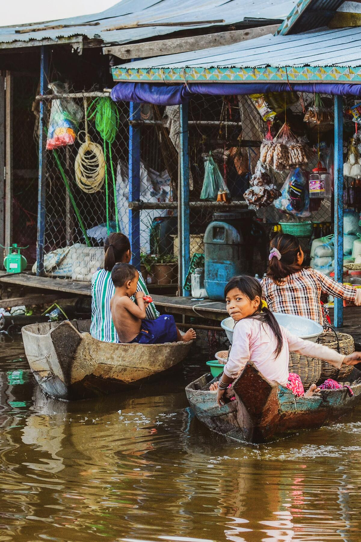 Cửa hàng tạp hóa tại ngôi làng nổi ở Hồ Tonle Sap. Ảnh: Fodors.