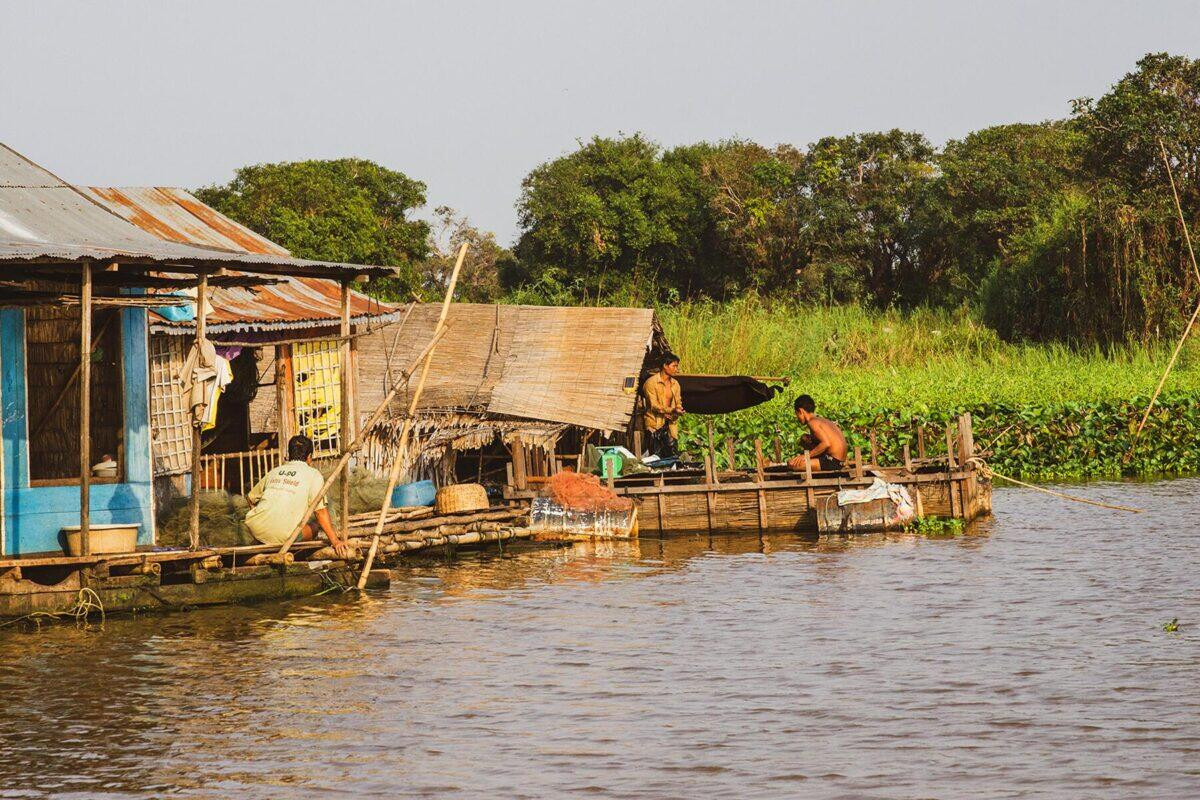 Cuộc sống thường ngày của người dân ngôi làng nổi ở Hồ Tonle Sap. Ảnh: Fodors.