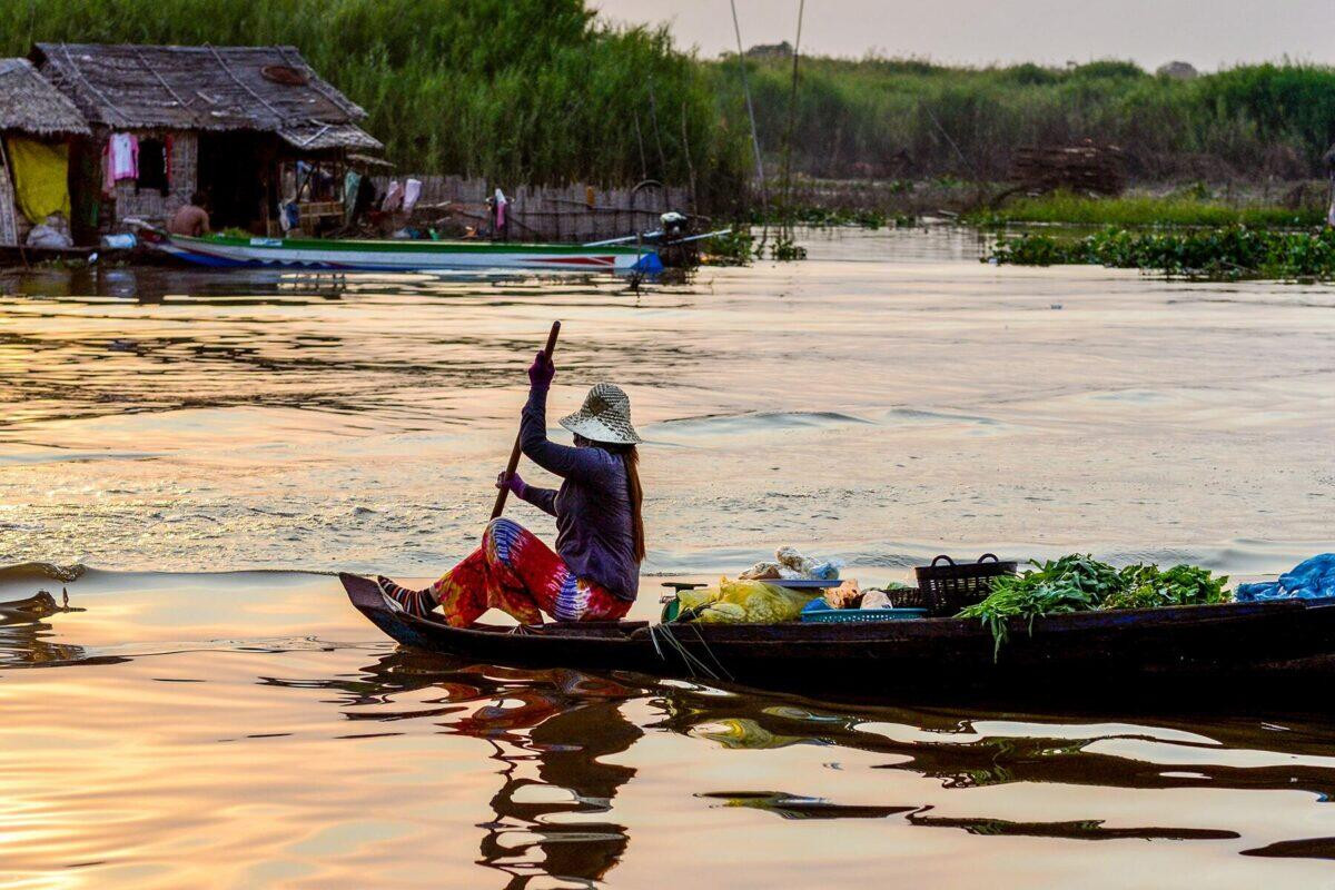 Những chiếc thuyền chợ nổi ở Hồ Tonle Sap. Ảnh: Fodors.