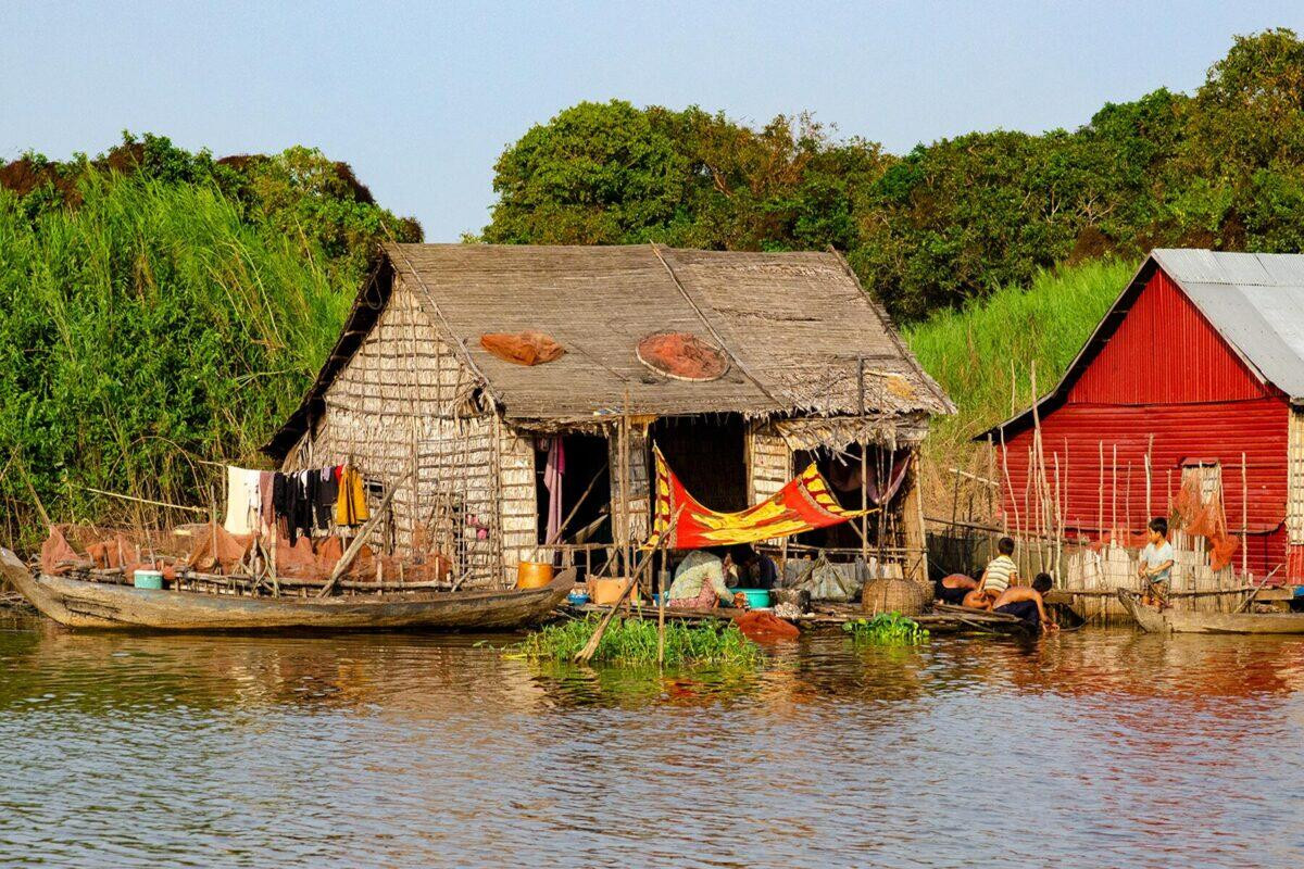 Cuộc sống giản dị của người dân ngôi làng nổi ở Hồ Tonle Sap. Ảnh: Fodors.