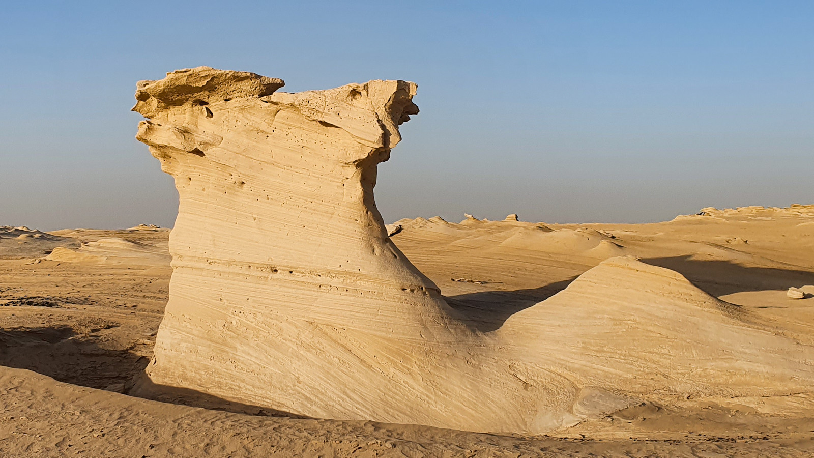 Những cồn cát hóa thạch ở Al Wathba. Ảnh: CNN.