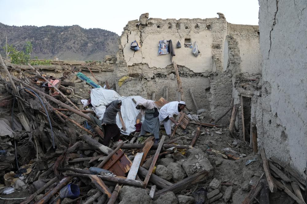 Afghanistan vốn đã quỳ gối sau nhiều cuộc khủng hoảng nhân đạo. Ảnh: AP.
