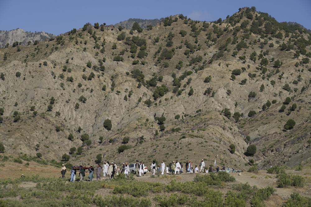 Người dân khiêng người thiệt mạng trong trận động đất đến một khu chôn cất ở làng Gayan, thuộc tỉnh Paktika, Afghanistan. Ảnh: AP.