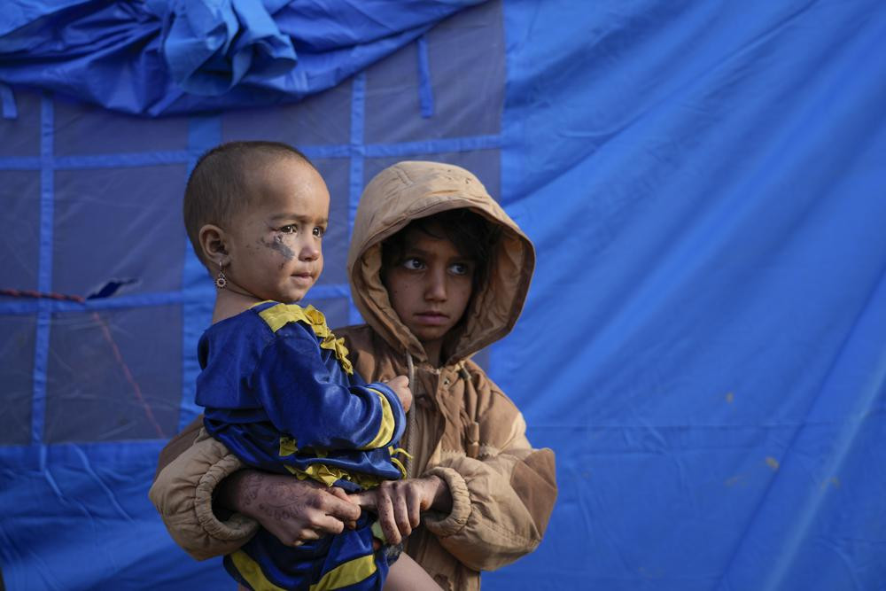 Nhiều đứa trẻ đã mất gia đình sau trận động đất. Ảnh: AP.