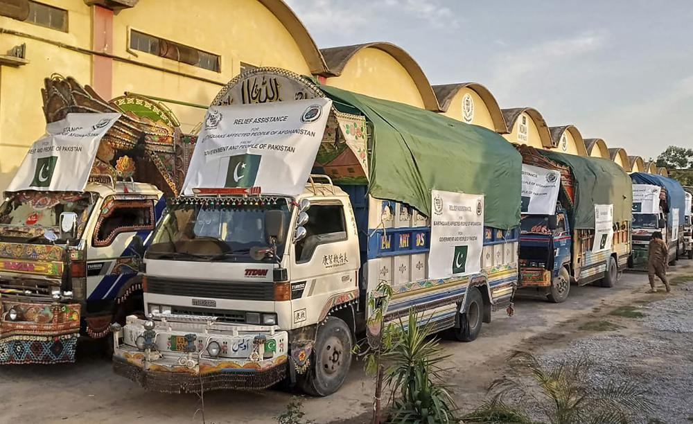 Đoàn xe tải chở hàng cứu trợ bao gồm lều, chăn và thuốc cấp cứu cho các khu vực bị động đất ở Afghanistan, chuẩn bị lên đường đến Afghanistan tại một nhà kho ở Islamabad, Pakistan. Ảnh: AP.