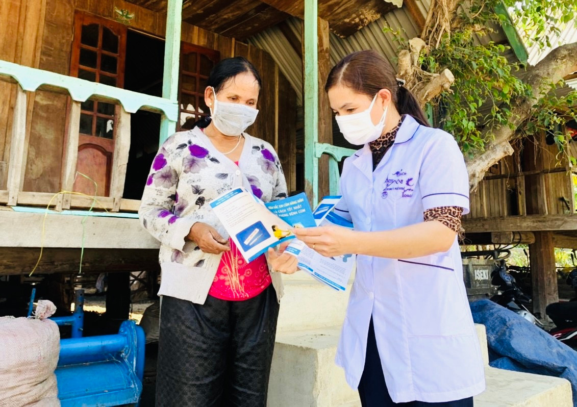 Cán bộ ngành y tế Đắk Lắk tuyên truyền, cho người dân phòng, chống dịch bệnh.