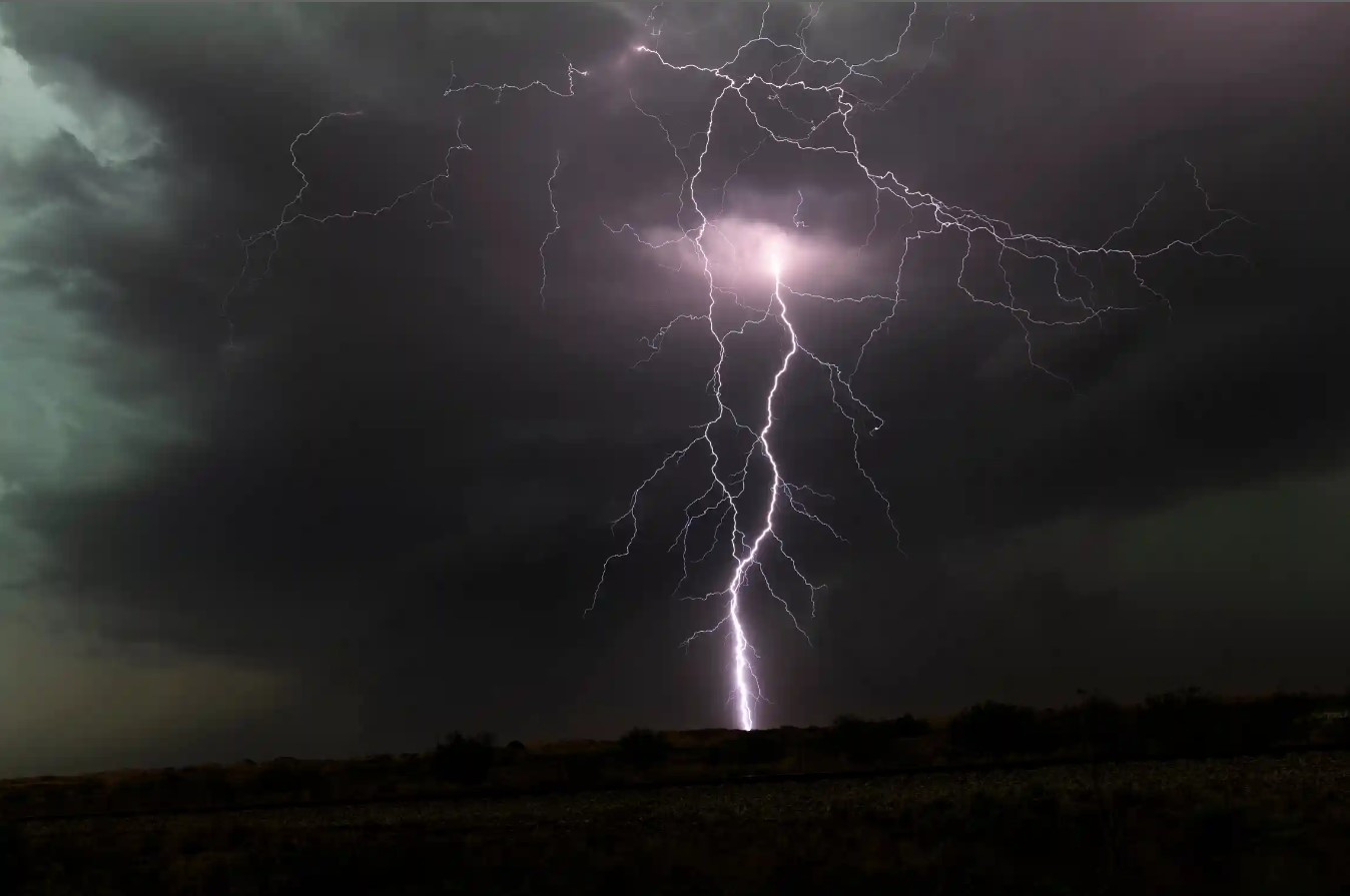 Một tia sét nổ từ một đám mây bão ‘siêu tế bào’ ở ngoại ô Jal, New Mexico. Ảnh: The Guardian.
