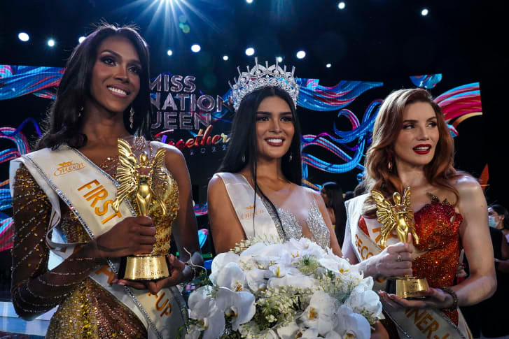 Á hậu 1, Hoa hậu và Á hậu 2 của cuộc thi Miss International Queen 2022. Ảnh: CNN.