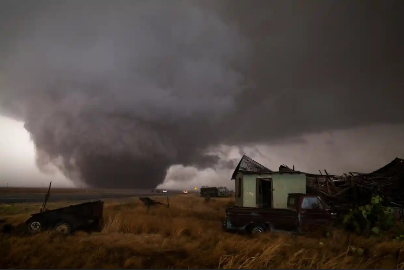 Một cơn lốc xoáy đầy bụi hình thành ở ngoại ô Morton ở bang Texas. Ảnh: The Guardian.