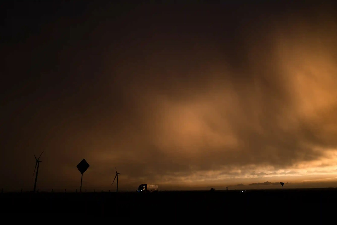 Mặt trời lặn trên xa lộ gần Weatherford, Texas. Ảnh: The Guardian.