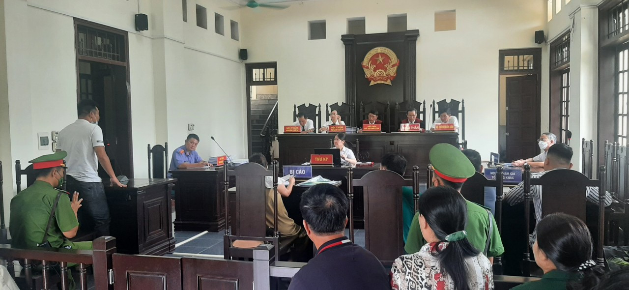 Quang cảnh phiên tòa xét xử siêu lừa Ngô Huyền Trang vào ngày 27/6.
