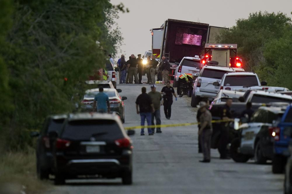 Cảnh sát và những người đầu tiên phát hiện các nạn nhân tại hiện trường ở San Antonio. Ảnh: AP.