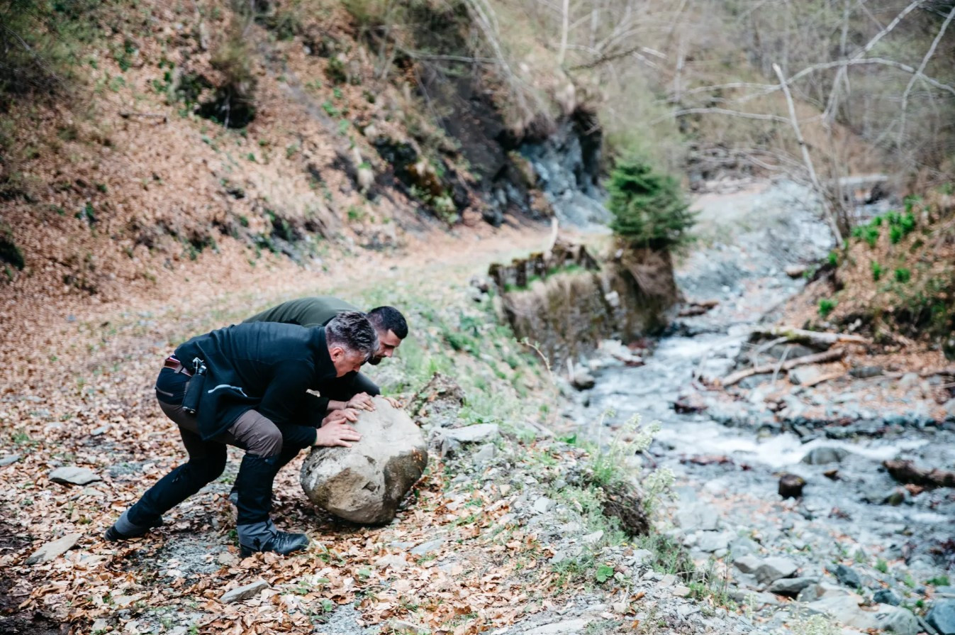 Các nhân viên kiểm lâm đẩy một tảng đá ra khỏi con đường để đến nơi bao vây. Ảnh: The Guardian.