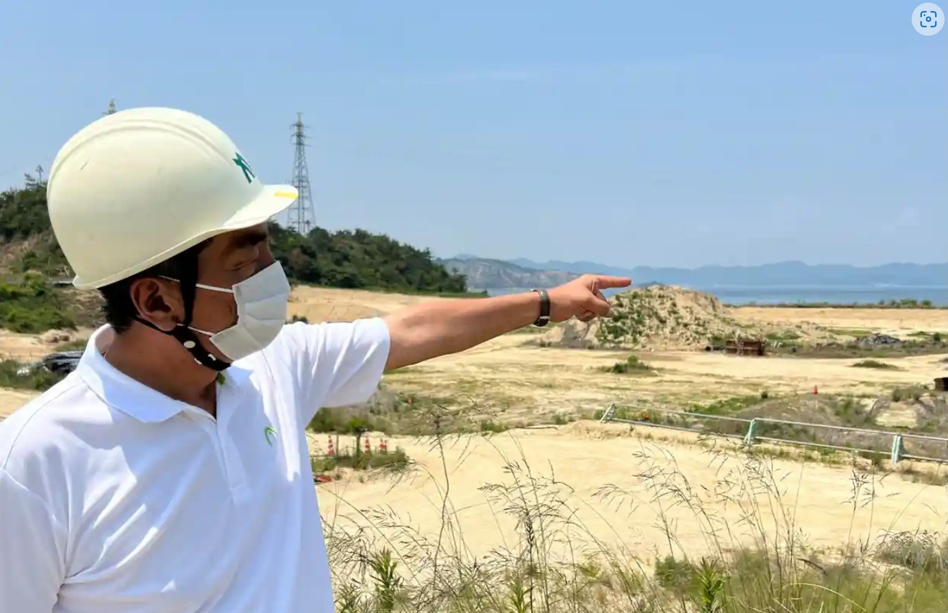 Địa điểm trước đây, trên đảo Teshima, là trường hợp tồi tệ nhất của Nhật Bản về việc đổ chất thải công nghiệp bất hợp pháp. Ảnh: Justin McCurry / The Guardian
