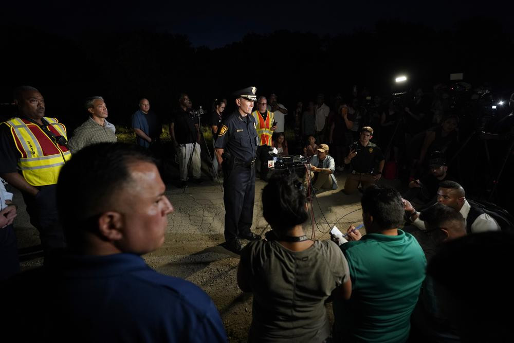 Cảnh sát trưởng San Antonio William McManus tóm tắt thảm kịch với giới truyền thông và những người khác tại hiện trường. Ảnh: AP.