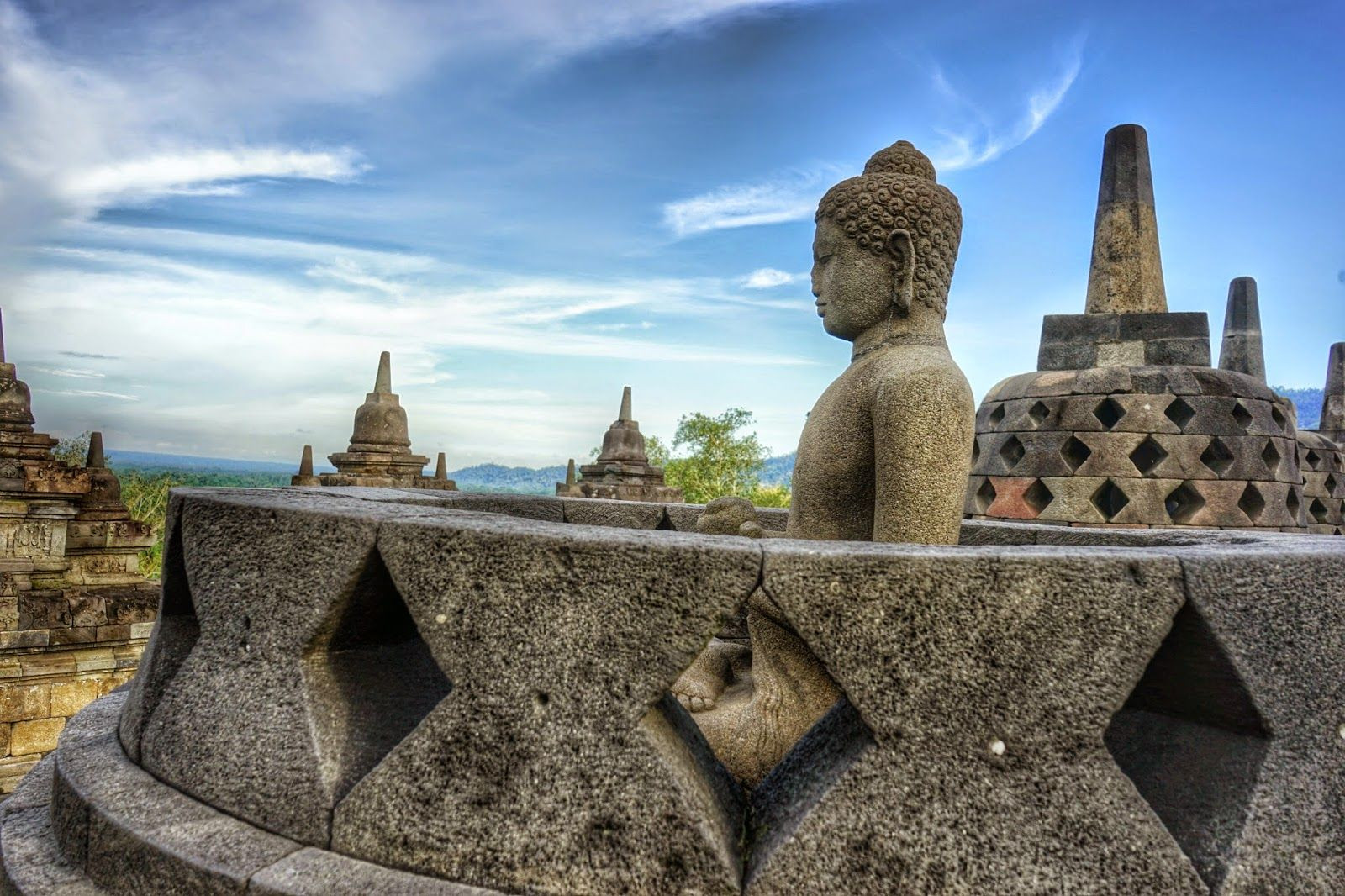 Ngôi đền Borobudur bị lãng quên ở Java, Indonesia. Ảnh: Rex.