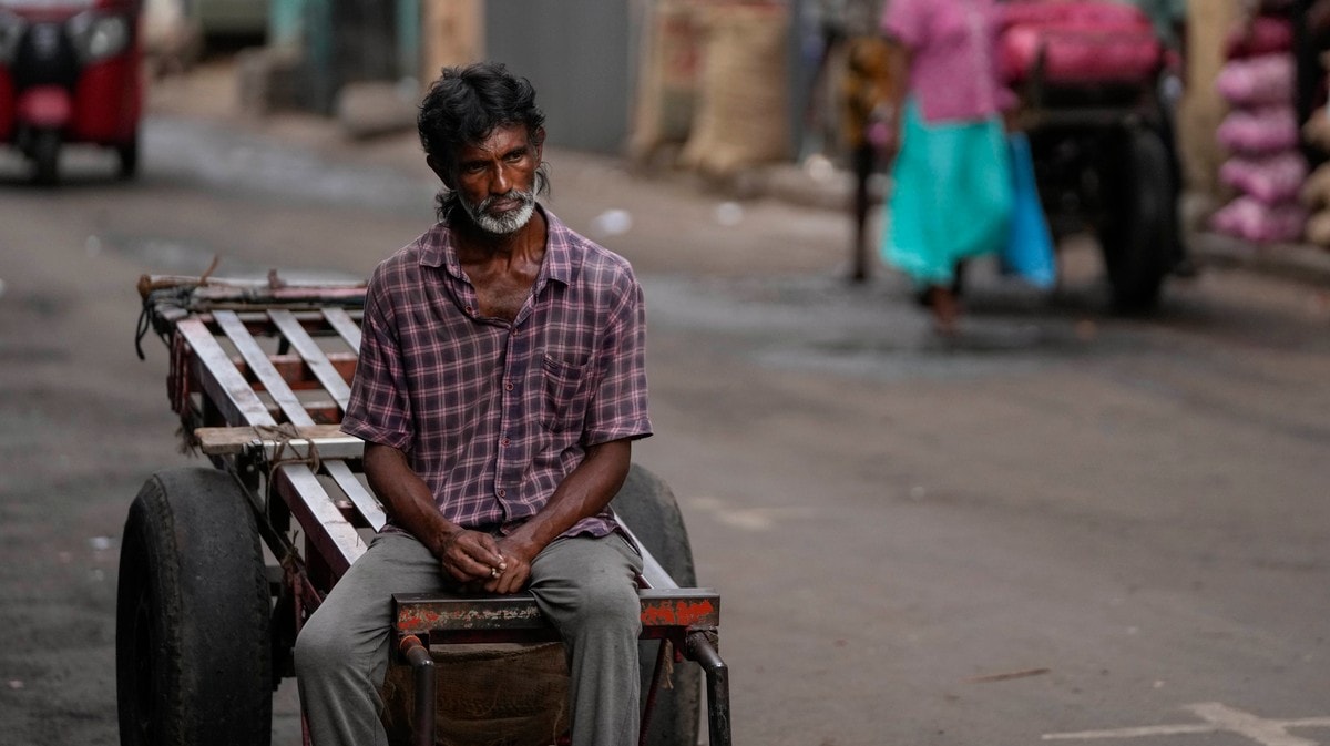 Một người lao động chờ làm việc tại một chợ bán buôn ở Colombo, Sri Lanka. Ảnh: Getty.