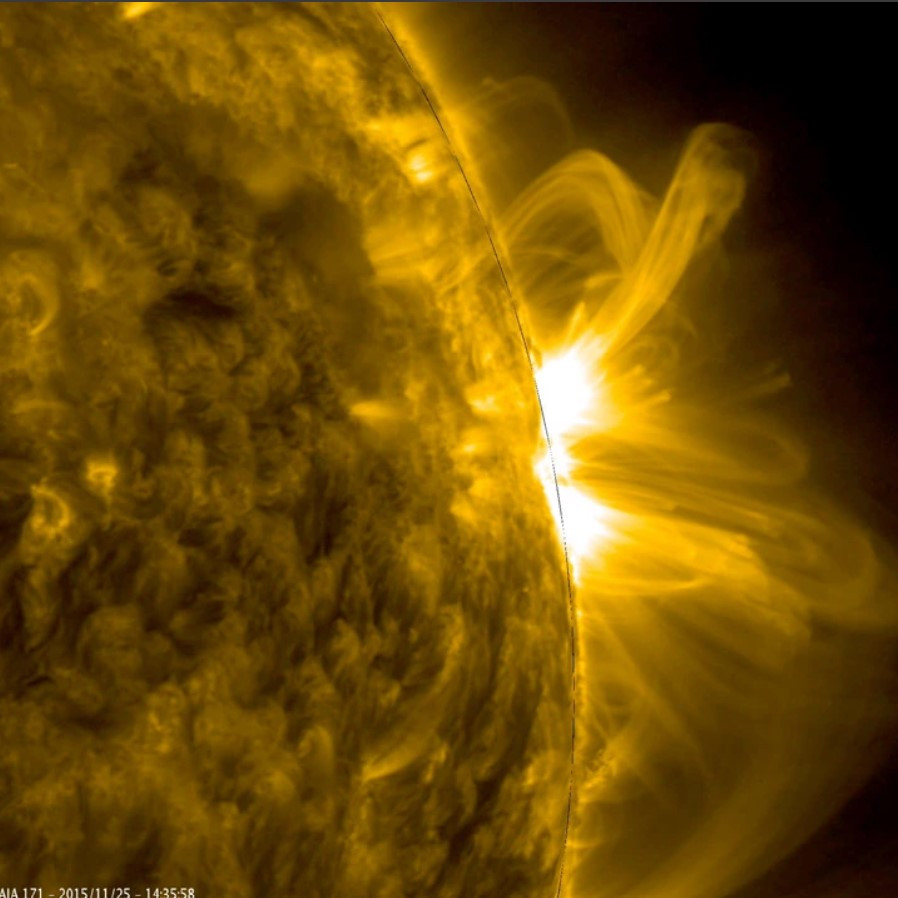 Một tia sáng từ Mặt trời, phóng vật chất vào Hệ Mặt trời, có thể kích hoạt các sự kiện như phóng khối lượng đăng quang. Ảnh: Bigthink.