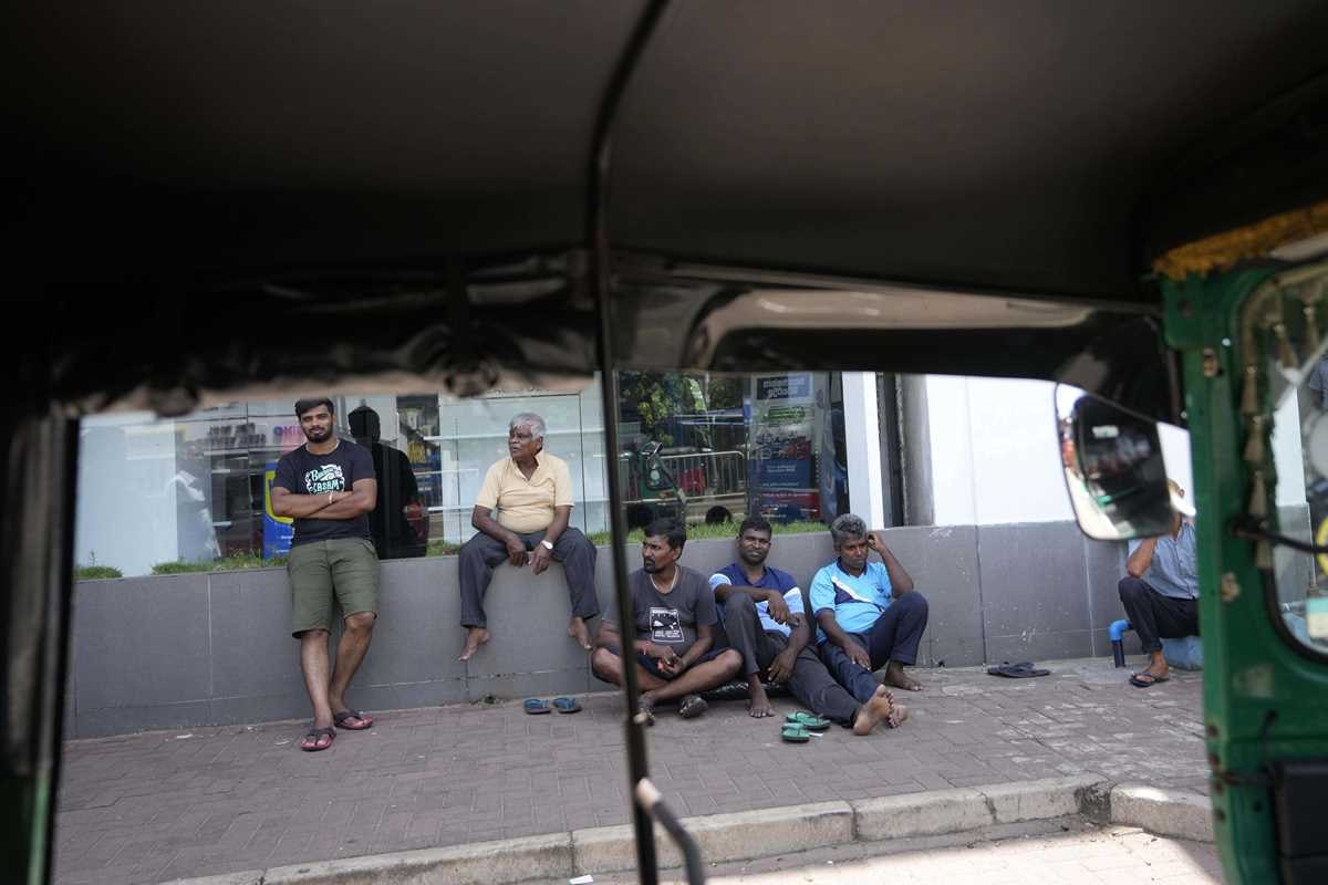 Hàng dài người chờ đợi mua nhiên liệu ở Sri Lanka. Ảnh: Getty.