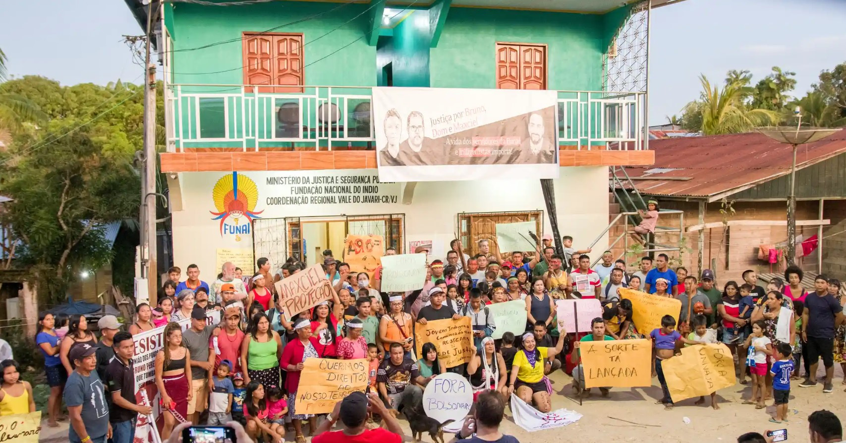 Một cuộc biểu tình bên ngoài văn phòng Funai ở Atalaia do Norte. Ảnh: The Guardian.