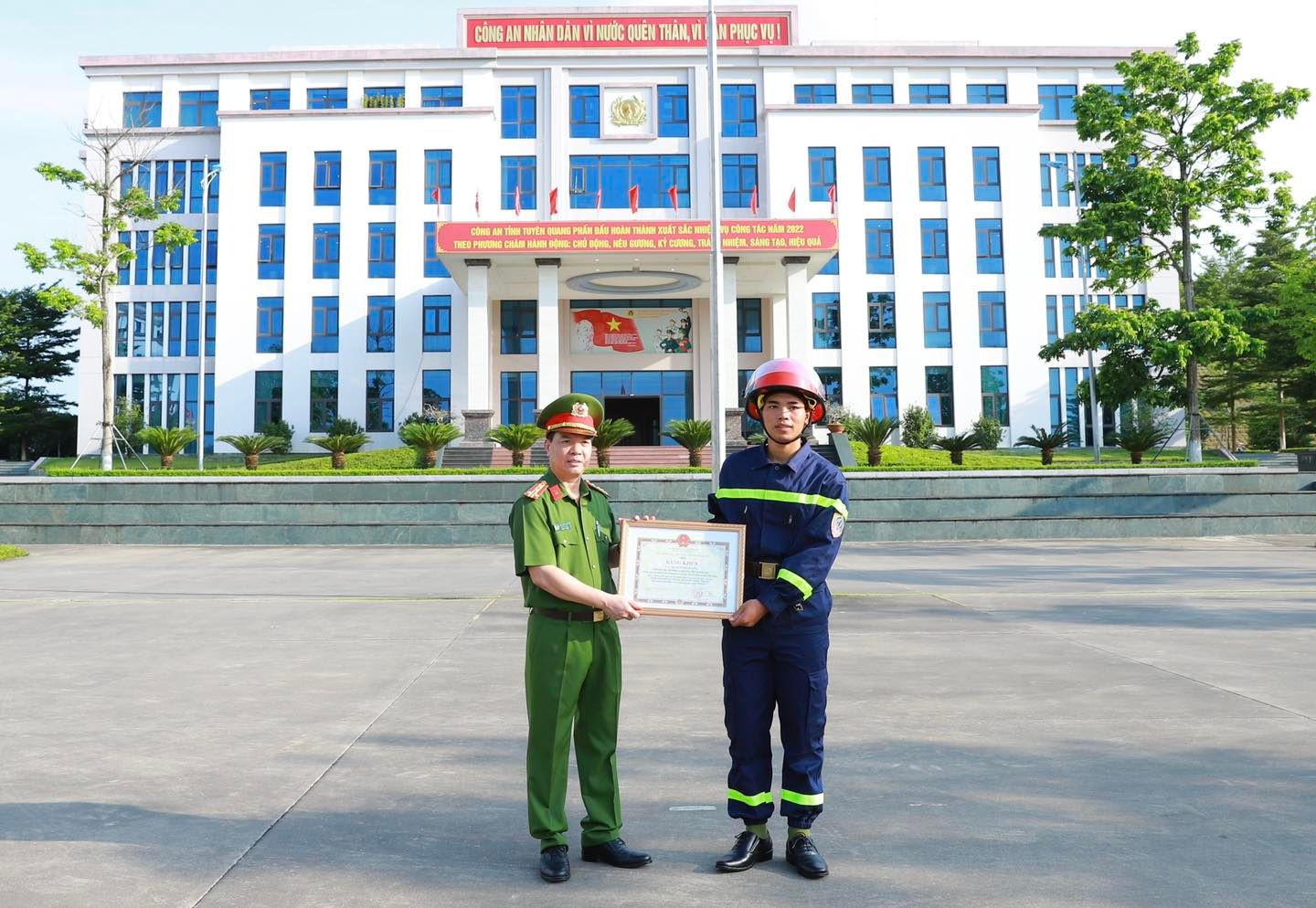 Đại tá Đỗ Tiến Thuỳ trao Bằng khen của Chủ tịch tỉnh Tuyên Quang cho Quan Ngọc Hoàng. Ảnh CATQ