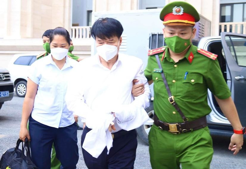 Bị cáo Trương Quốc Cường bị áp giải đến phiên tòa sáng 12/5. Ảnh: Xuân Ngọc