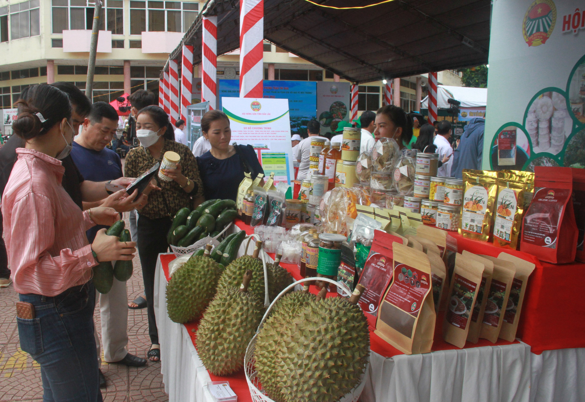   Đại biểu tham quan gian hàng trưng bày sản phẩm nông sản tiêu biểu của tỉnh.