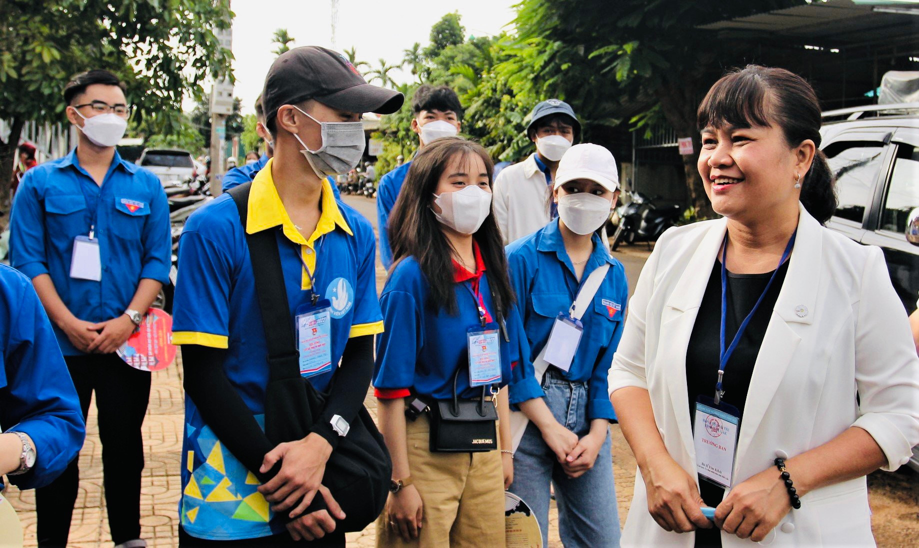Bà H’ Yim Kđoh – Phó Chủ tịch UBND tỉnh Đắk Lắk động viên đội tiếp sức mùa thi.