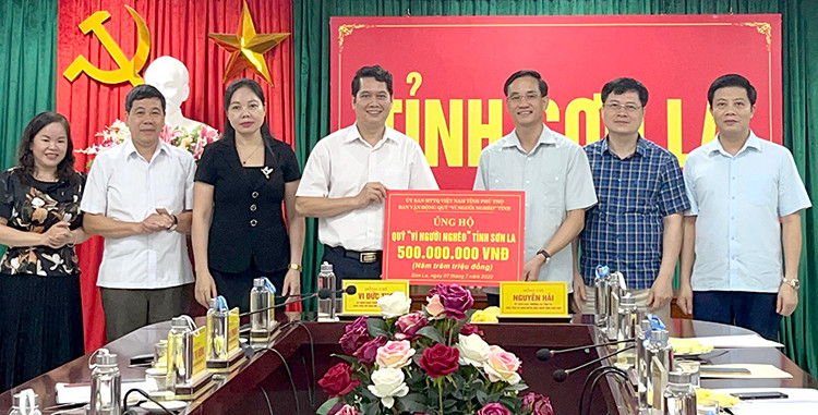 Ông Nguyễn Hải - Ủy viên BTV Tỉnh ủy, Chủ tịch Ủy ban MTTQ tỉnh Phú Thọ trao tặng 500 triệu đồng ủng hộ Quỹ “Vì người nghèo” tỉnh Sơn La.