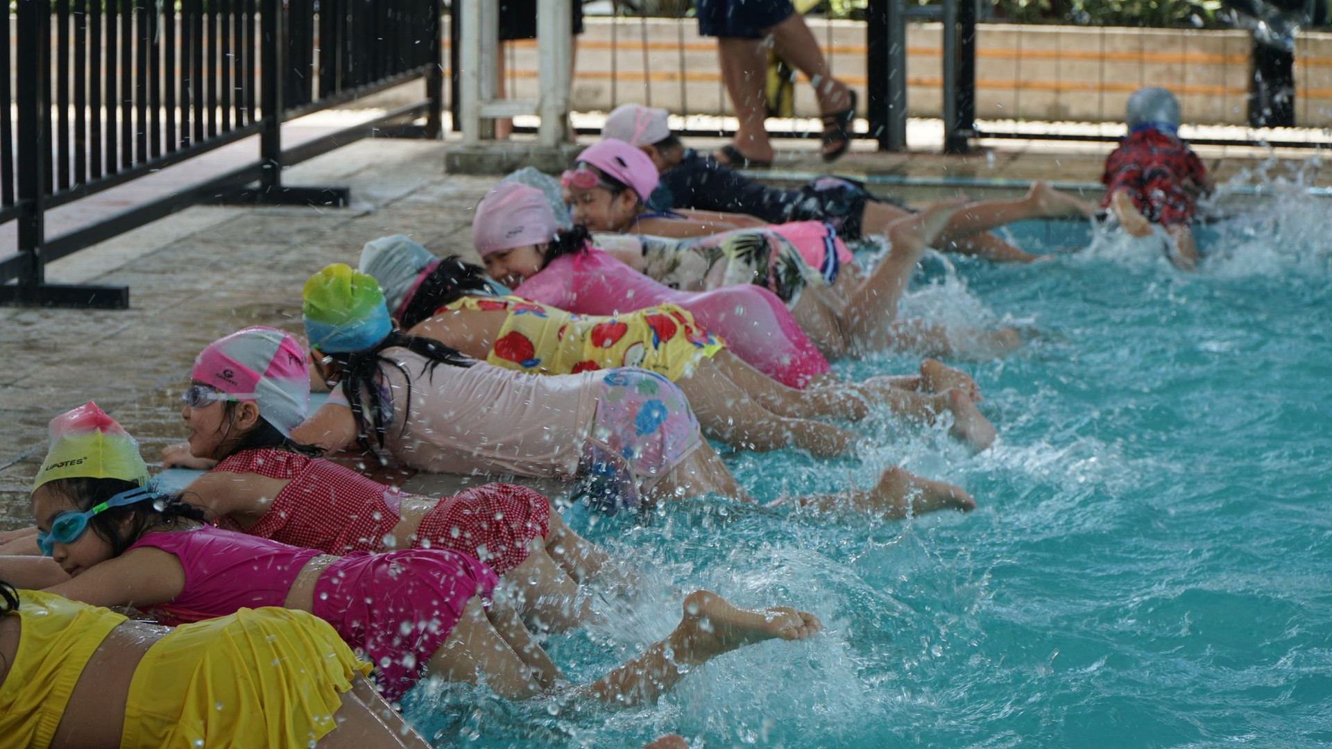 Lớp hướng dẫn dạy bơi tại Câu lạc bộ bơi lội Hải Đăng (TP Đồng Hới).