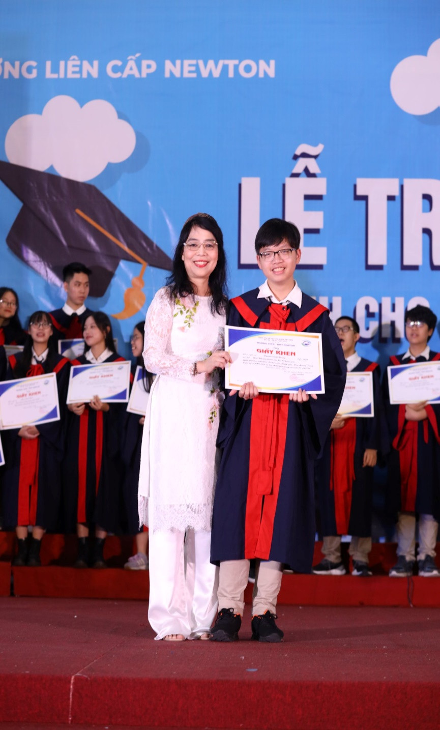 Nhà giáo Lê Thị Bích Dung - Phó Chủ tịch HĐQT Hệ thống trường Liên cấp Newton trao Giấy khen cho Nguyễn Cảnh Dương.