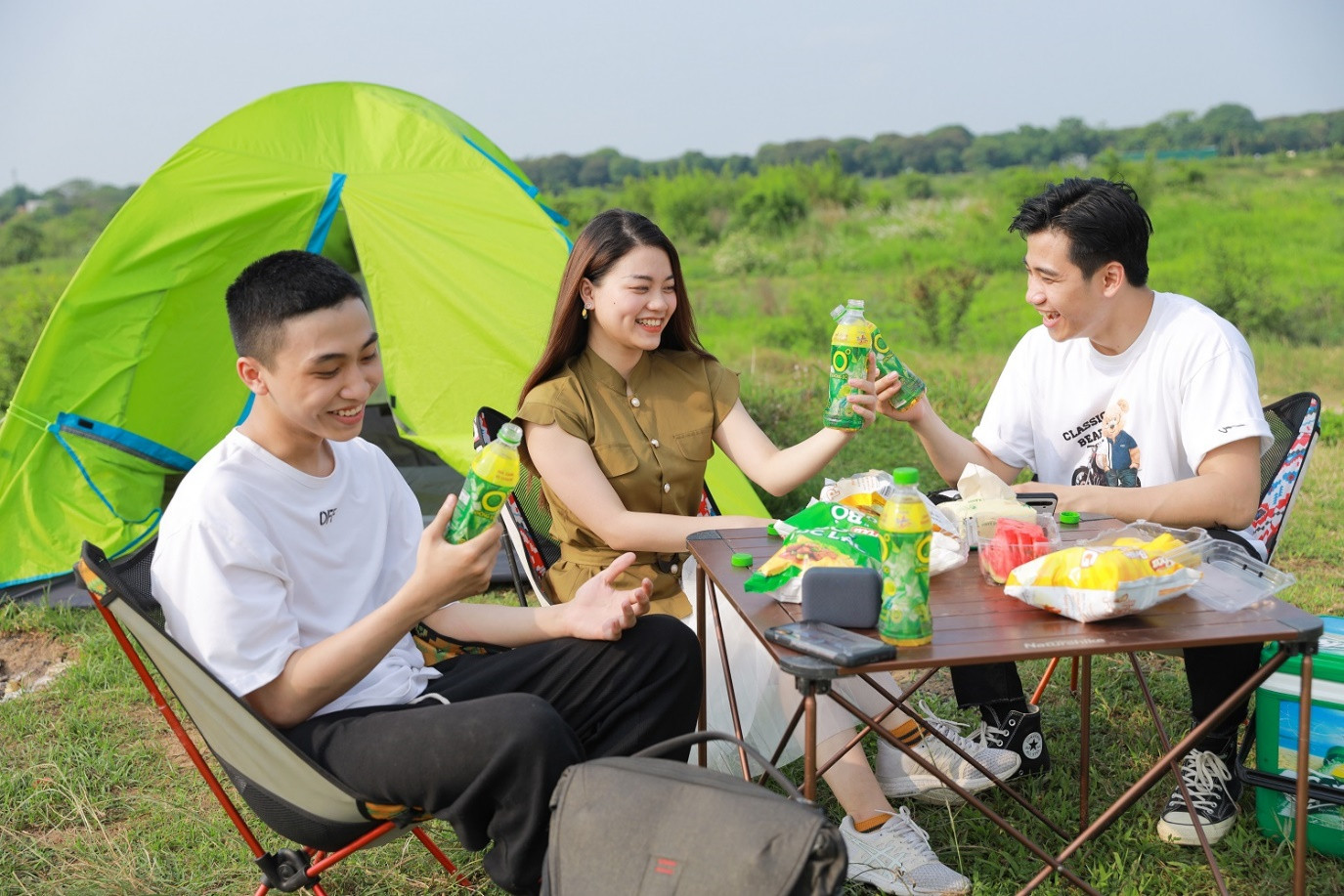 Người tiêu dùng háo hức giải khát với các sản phẩm như Trà Dr Thanh, Trà Xanh Không Độ, Nước tăng lực Number 1 để có cơ hội dễ dàng trúng các giải thưởng giá trị.
