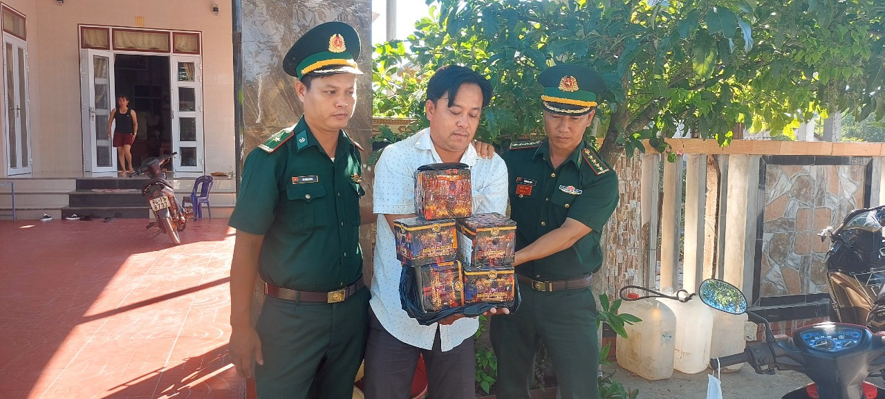 Lực lượng chức năng phát hiện Nguyễn Xuân Hậu đang vận chuyển thuê pháo để lấy tiền công.