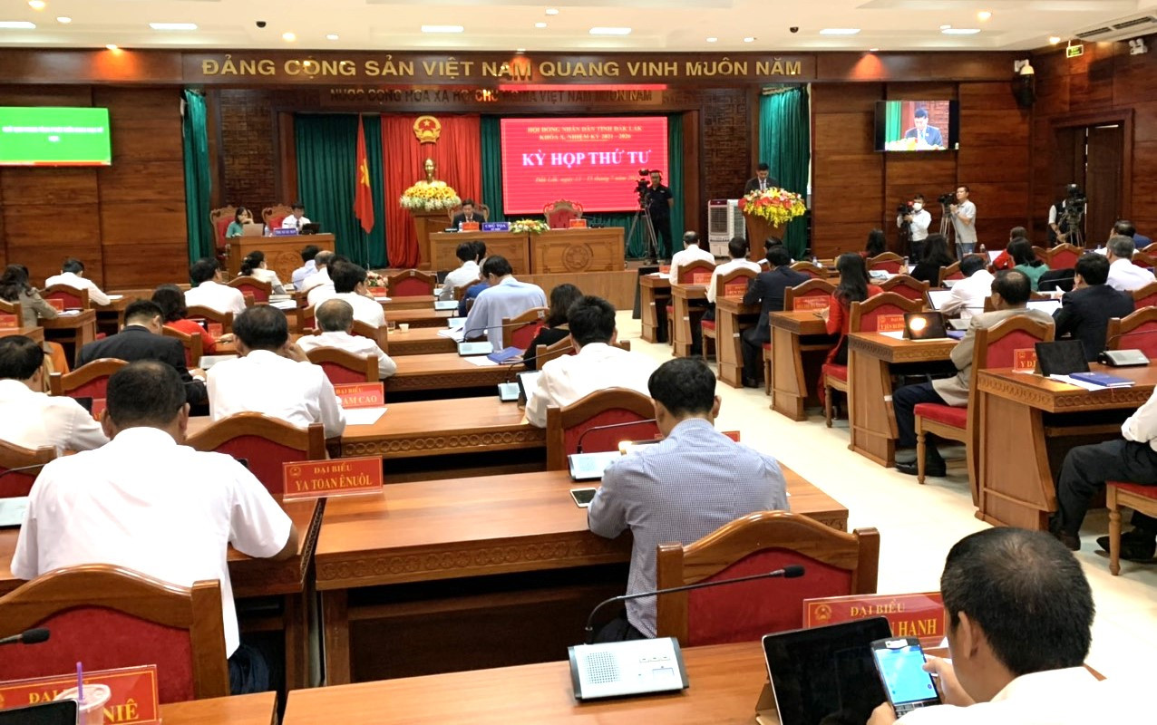 Các đại biểu dự kỳ họp thứ tư, Hội đồng nhân dân tỉnh Đắk Lắk khóa X, nhiệm kỳ 2021-2026.