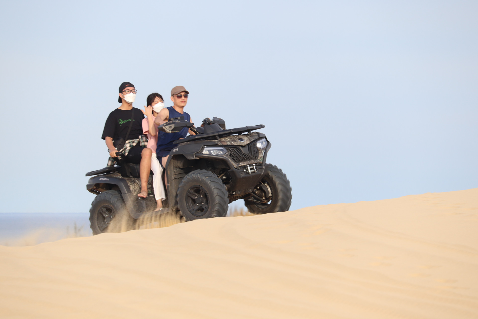Sau hai năm vắng bóng do dịch Covid-19, giờ đây đồi cát Quang Phú lại rộn rã bước chân lữ khách bởi những trò chơi thú vị, mạo hiểm trên cát.  Được biết, chỉ trong vòng 2 tháng qua, đồi cát Quang Phú đã đón vài chục nghìn lượt du khách đến đây tham gia và trải nghiệm.