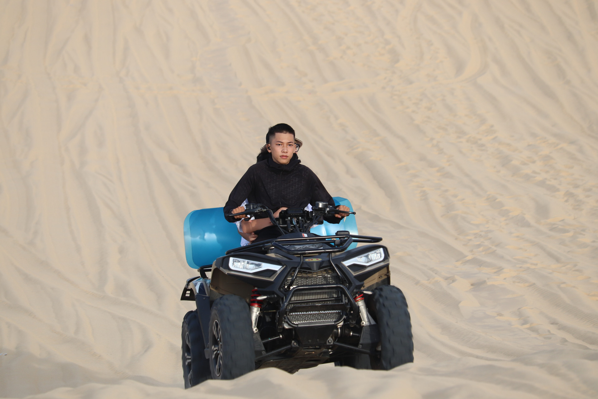 Ngoài trò chơi trượt cát, du khách còn được trải nghiệm lái xe địa hình trên cát.