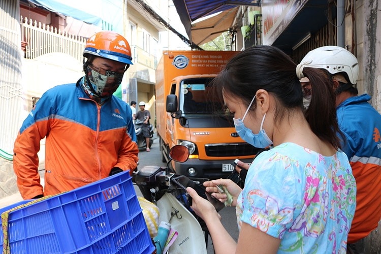 Công việc hàng ngày của một shipper đối mặt với khối lượng hàng khủng, áp lực chạy liên tục trên đường và mệt mỏi.