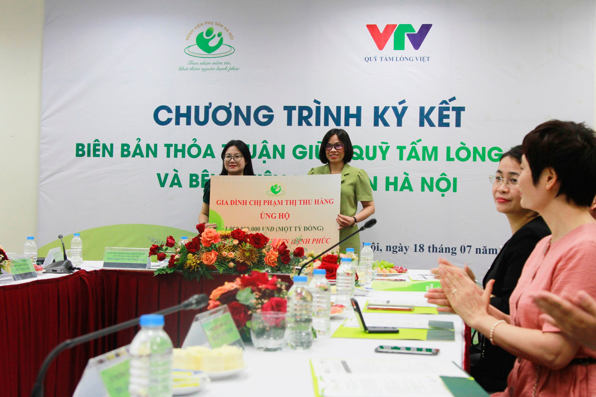  Đại diện BV Phụ sản HN trao tặng 1 tỷ đồng của gia đình chị Nguyễn Phương Hằng tới chương trình.