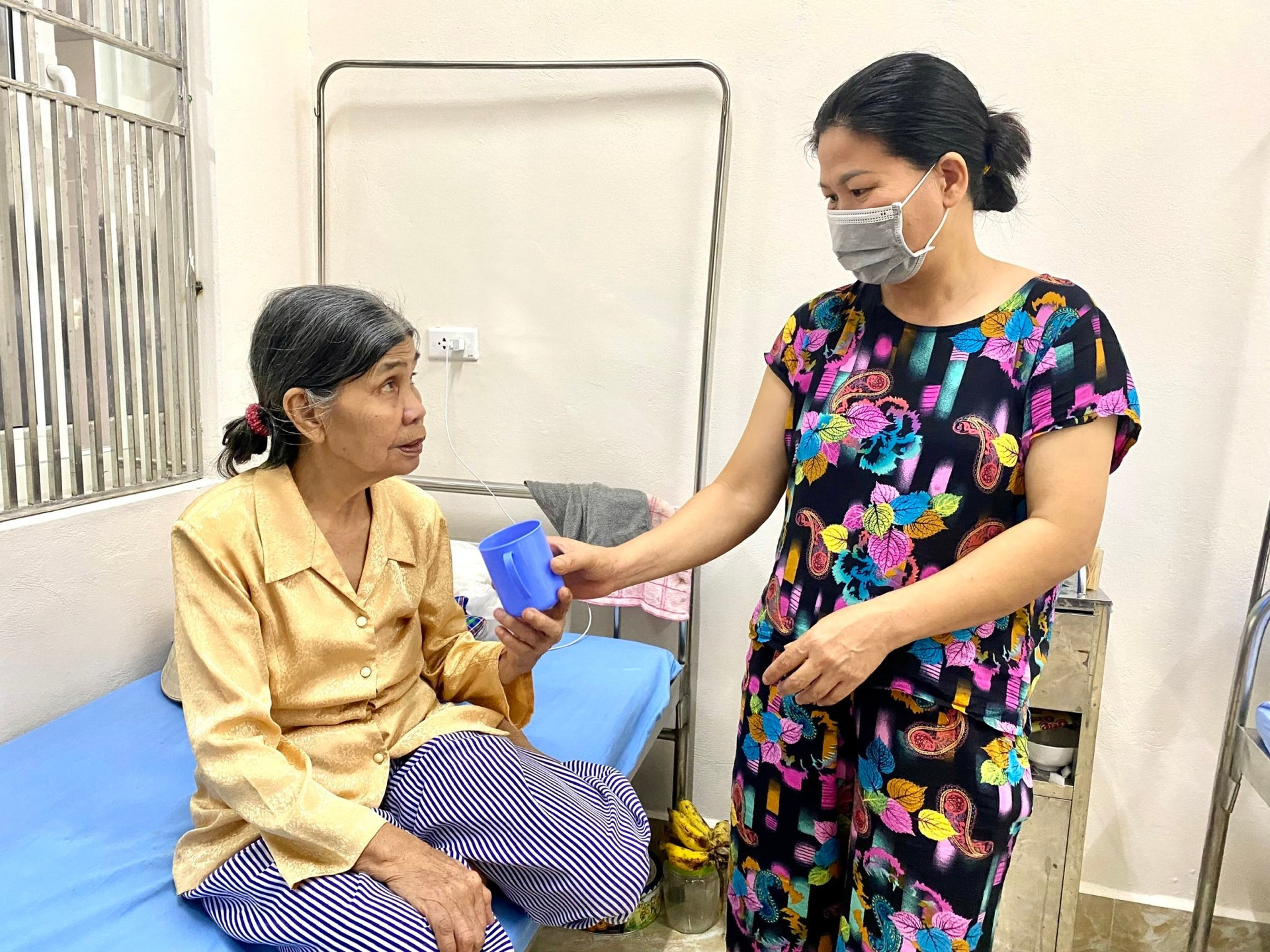Bà La Thị Lâm (người nhà bệnh nhân, huyện Vân Đồn) cảm thấy an tâm khi đưa mẹ vào đây điều trị.
