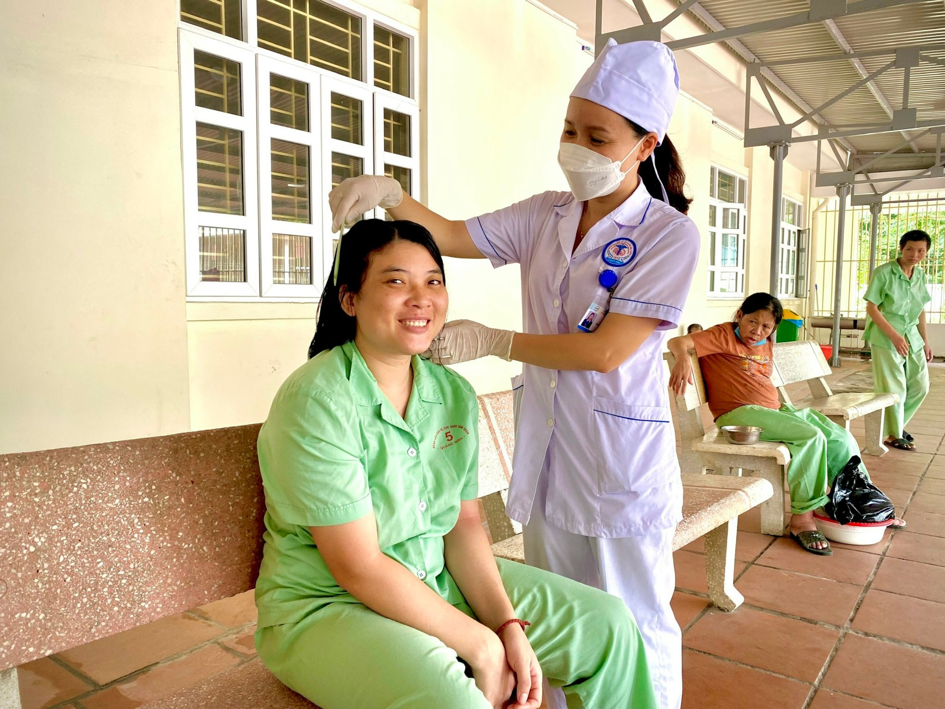 Các điều dưỡng ân cần chải tóc và cắt móng tay giúp bệnh nhân Khoa Bán Cấp tính nữ.