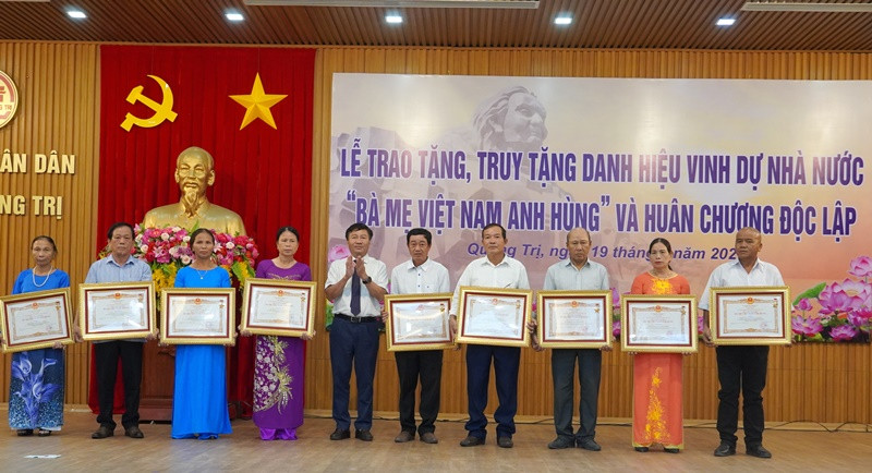 Lãnh đạo tỉnh Quảng Trị trao truy tặng danh hiệu vinh dự Nhà nước “Bà Mẹ Việt Nam anh hùng” cho thân nhân của các Mẹ (Ảnh: quangtri.gov.vn).