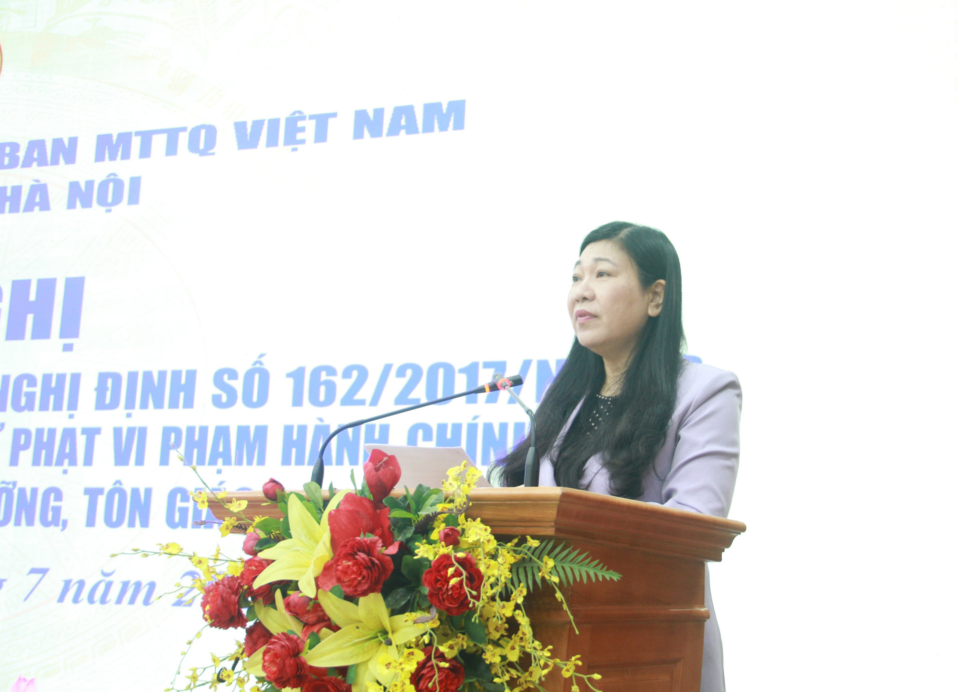 Bà Nguyễn Lan Hương góp ý tại hội nghị. 