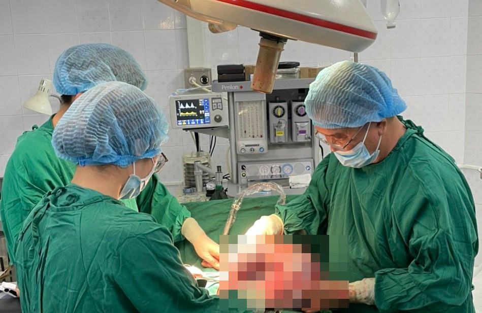 Các bác sĩ đang phẫu thuật cho bệnh nhân.