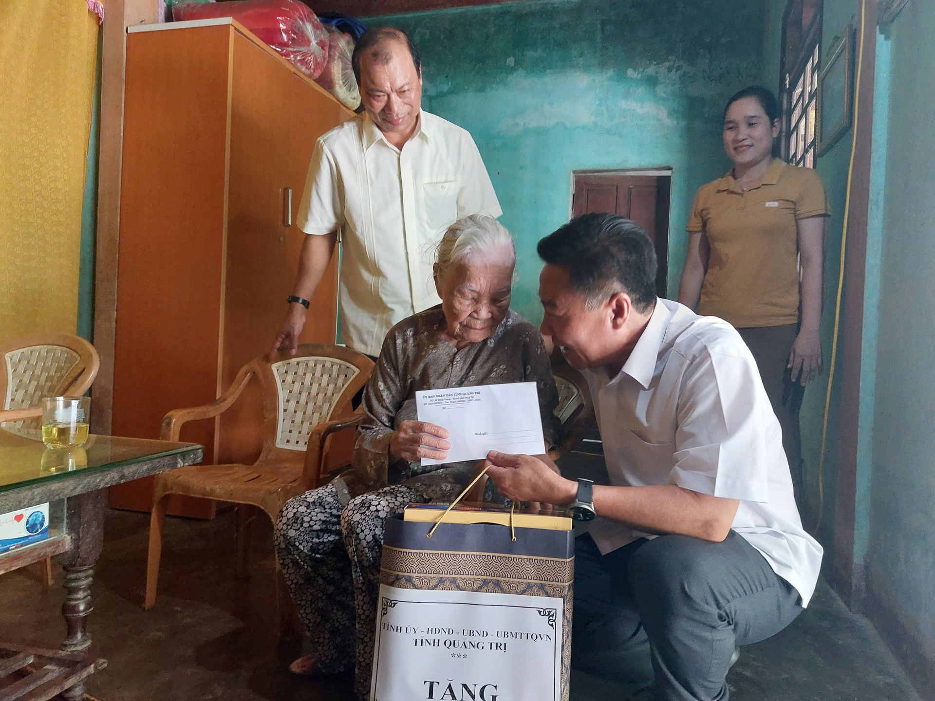Ông Đào Mạnh Hùng và đoàn công tác đến thăm gia đình bà Lê Thị Vịt.