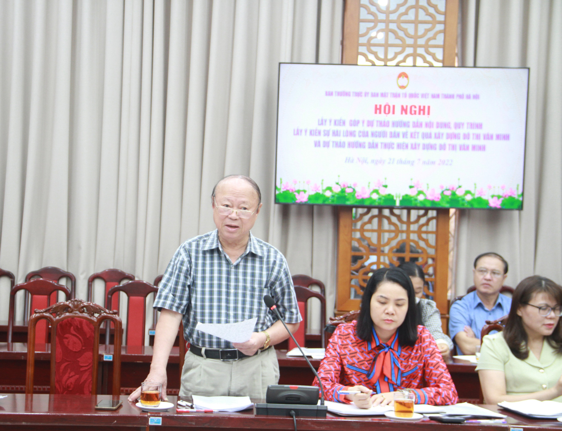Ông Đinh Hạnh phát biểu tại hội nghị góp ý. 